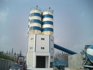 Centrale à béton avec silo en position haute